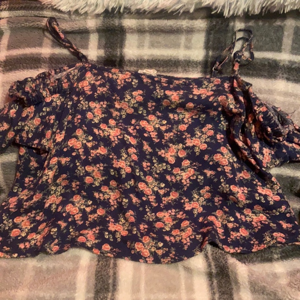 a off the shoulder cropped blouse. with straps that can be tightened.
